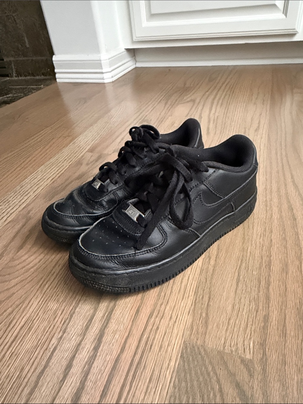 Nike Air Kids Black Low-Top Leather Sneakers size 4,5